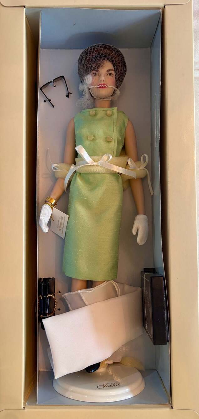 Franklin Mint NIB Jackie Kennedy Ohnassis 14 In Doll, Green Dress & Accessories